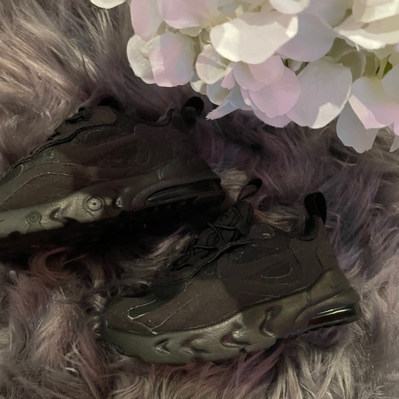 Nike size 6 Toddler sneakers - Picture 2 of 3